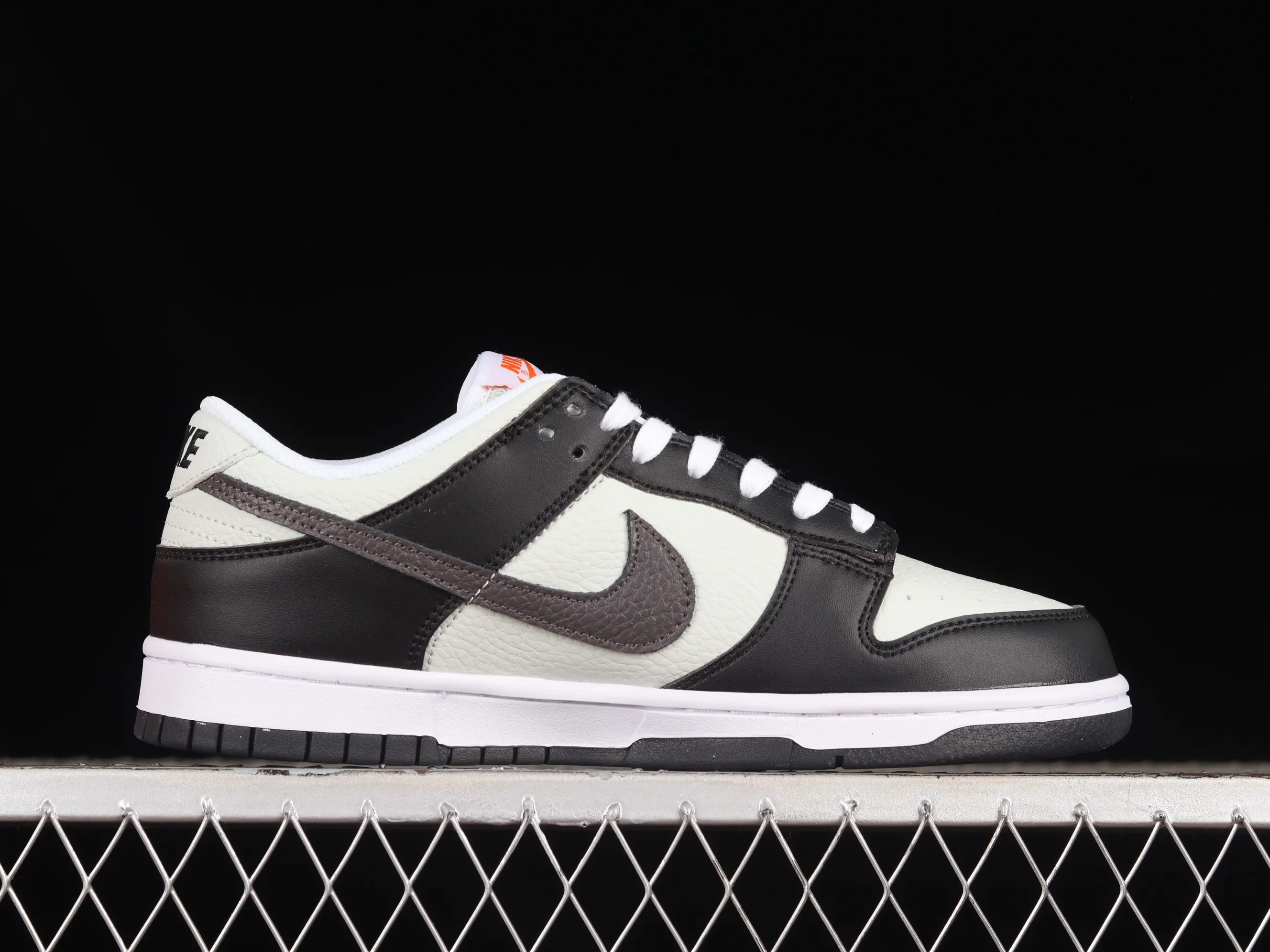 All Categories Nk SB Dunk Series Nk SB Dunk Low Low-top sneakers Cost-effective version Nk Dunk Low "Mini Orange Swoosh" SB low-top sports and leisure sneakers FN7808-001